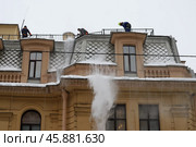 Очистка от снега крыши памятника архитектуры, объекта культурного наследия федерального значения "Дом К.А. Горчакова" на Большой Монетной улице промышленными альпинистами. Редакционное фото, фотограф Сергей Шелагин / Фотобанк Лори