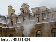 Очистка от снега крыши памятника архитектуры, объекта культурного наследия федерального значения "Дом К.А. Горчакова" на Большой Монетной улице промышленными альпинистами. Редакционное фото, фотограф Сергей Шелагин / Фотобанк Лори