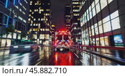 Rear view of an ambulance with flashing lights speeding through a city at night. Стоковое AI-видео, аниматор Александр Довянский / Фотобанк Лори