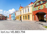 Historic buildings on the pedestrian street in the city center near the Pskovo-Pechersky Dormition Monastery (2024 год). Редакционное фото, фотограф FotograFF / Фотобанк Лори