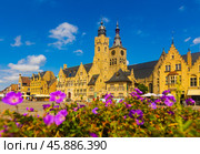 Diksmuide central square with City Hall and Saint Nicolas Church, Belgium (2022 год). Редакционное фото, фотограф Яков Филимонов / Фотобанк Лори