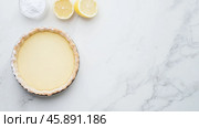 Вкусный лимонный тарт с сахарной пудрой на мраморной поверхности. Стоковое AI-изображение, AI-художник ФотоИнтеллект / Фотобанк Лори