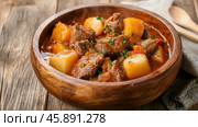 Уютная кухня: медленно томленое мясо и овощное рагу для весеннего приготовления. Стоковое AI-изображение, AI-художник ФотоИнтеллект / Фотобанк Лори