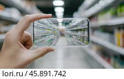 Инновационный опыт розничной торговли с дополненной реальностью и интеллектуальными упаковочными решениями. Стоковое AI-изображение, AI-художник ФотоИнтеллект / Фотобанк Лори