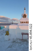 Vertical video of  Buddhist prayer complex with white stupa or suburgan and prayer drums against backdrop of snow-capped mountains of Eastern Sayan at winter sunset. Baikal region. Buryatia. Tunka valley. Galbay. Arshan. Panoramic view. Стоковое видео, видеограф Виктория Катьянова / Фотобанк Лори