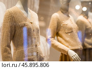 An elegant showcase of an expensive luxury store with stylish mannequins in clothes and evening lighting. The concept of shopping and sales. Стоковое фото, фотограф Photojuli / Фотобанк Лори
