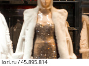 Blurred background. An elegant showcase of an elite store with stylish mannequins in clothes and evening lighting. The concept of shopping and sales. Стоковое фото, фотограф Photojuli / Фотобанк Лори