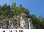 Скалы "12 апостолов" (фрагмент). Павловское водохранилище на реке Уфа, Башкирия (2019 год). Стоковое фото, фотограф Алексей Иванов / Фотобанк Лори