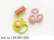 Детские игрушки на белом фоне. Развивающие игрушки. Игрушки на логическое мышление. Children's toys on a white background. Educational toys. Toys for logical thinking. Редакционное фото, фотограф Ольга Митряева / Фотобанк Лори