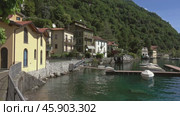 Multicolored houses in town on shore of Lake Como (2017 год). Стоковое видео, видеограф Михаил Коханчиков / Фотобанк Лори