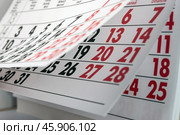 Переворачивание листов календаря с черными и красными цифрами / Flipping of calendar sheets with black and red numbers. Стоковое фото, фотограф Петроченко Мария Петровна / Фотобанк Лори