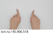 Women's hands showing a heart. Hand gestures on a light background. Стоковое видео, видеограф Катерина Белякина / Фотобанк Лори