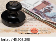 Пачка денег и печать нотариуса лежат на нотариально заверенной доверенности. Редакционное фото, фотограф Игорь Низов / Фотобанк Лори