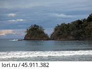 View of the Banca islita cape in cloudy weather. Islita beach of the Pacific Ocean. Guanacaste province, Nicoya Peninsula. Costa Rica, Central America. Стоковое фото, фотограф Bala-Kate / Фотобанк Лори