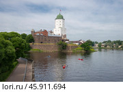 Летний день на набережной с видом на средневековый замок, Выборг (2022 год). Стоковое фото, фотограф Анна Карасева / Фотобанк Лори