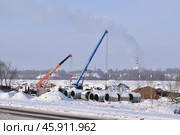 Замена изношенных  труб ливневой канализации в полевых условиях (2022 год). Редакционное фото, фотограф Дмитрий Сакретарев / Фотобанк Лори