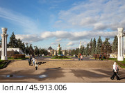 ВДНХ солнечным осенним днем (2013 год). Москва. Редакционное фото, фотограф Лариса Гордеева / Фотобанк Лори