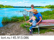 Семья на рыбалке (2015 год). Стоковое фото, фотограф Зобков Юрий / Фотобанк Лори