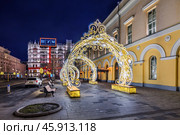 Рождественские арки у Малого театра и ЦУМ, Новый год, Москва. Редакционное фото, фотограф Baturina Yuliya / Фотобанк Лори