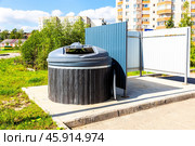 Modern round garbage container for household waste. Стоковое фото, фотограф FotograFF / Фотобанк Лори