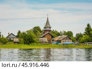 Часовня Петра и Павла в деревне Насоновщина (Волкостров). Карелия. Летний день. Вид с воды. Редакционное фото, фотограф Сергей Цепек / Фотобанк Лори