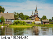 Часовня Петра и Павла в деревне Насоновщина (Волкостров). Карелия. Летний день. Вид с воды. Редакционное фото, фотограф Сергей Цепек / Фотобанк Лори