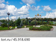 Парк на Стрелке и Успенский собор в историческом центре Ярославля (2024 год). Редакционное фото, фотограф Свитич Олег / Фотобанк Лори