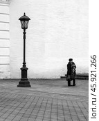 Черно-белая фотография с фонарным столбом и курсант прощается с девушкой (2012 год). Стоковое фото, фотограф Валерий Леонидович / Фотобанк Лори