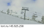 chair lift for skiing. Стоковое видео, видеограф Дмитрий Брусков / Фотобанк Лори