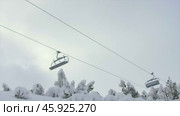 chair lift for skiing. Стоковое видео, видеограф Дмитрий Брусков / Фотобанк Лори