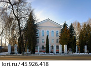 Кимовский Городской Суд на улице Бессолова в центре Кимовска, Тульская область. Солнечный осенний день. Стоковое фото, фотограф Александр Кузнецов / Фотобанк Лори