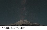 Night sky above Mount Elbrus and dawn. Стоковое видео, видеограф Михаил Коханчиков / Фотобанк Лори