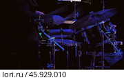Close-up of a black drum kit on a dark stage. A drummer playing a drum concerto. Стоковое фото, фотограф Воловодов Владимир / Фотобанк Лори