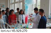Chemistry students and teacher performing experiment in laboratory. Стоковое видео, видеограф Данил Руденко / Фотобанк Лори