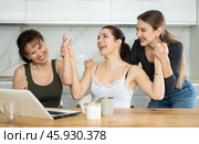 Women are sitting at computer and are immensely happy. Стоковое фото, фотограф Яков Филимонов / Фотобанк Лори