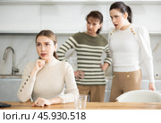Two sisters during family quarrel accuse woman. Стоковое фото, фотограф Яков Филимонов / Фотобанк Лори