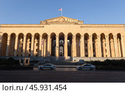 Здание парламента Грузии в центре Тбилиси, улица Руставели. Стоковое фото, фотограф Evgenia Shevardina / Фотобанк Лори