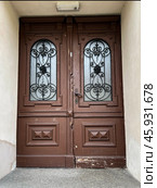 Старая стильная дверь с металлическим декором. An old stylish door with metal decoration. Стоковое фото, фотограф Александр Рыбалка / Фотобанк Лори