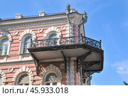 Великолепный угловой балкон чугунного литья с декором, на фасаде здания на Никольской улице в Астрахани ( доходный дом Тавризова - памятник архитектуры ) (2013 год). Стоковое фото, фотограф Павел Просянов / Фотобанк Лори
