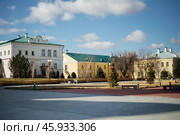 Здания (памятники архитектуры) в Астраханском кремле - консистория,  бывшие казармы Астраханского гарнизона (2017 год). Стоковое фото, фотограф Павел Просянов / Фотобанк Лори