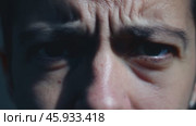 Man frowning and showing displeasure with squinting eyes. Стоковое видео, видеограф Данил Руденко / Фотобанк Лори
