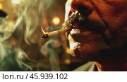 Actor smoking cigarette in dark speakeasy. Стоковое видео, видеограф Данил Руденко / Фотобанк Лори