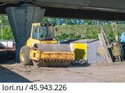 A road roller designed for layer-by-layer compaction of unrelated, loosely bonded and bonded soils and foundations during the construction of embankments, dams and foundations of road structures. Стоковое фото, фотограф Эдуард Белкин / Фотобанк Лори