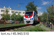 Тепловоз ТУ10-010 с пассажирским поездом на трассе Уфимской ДЖД, парк имени Якутова, город Уфа, Башкирия (2019 год). Редакционное фото, фотограф Алексей Иванов / Фотобанк Лори