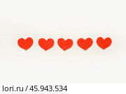 Красные сердечки из фетра. Красные сердечки ручной работы. Фон из красных сердчек. Фон к дню валентина. Red felt hearts. Handmade red hearts. Red hearts background. Valentine's Day background. Стоковое фото, фотограф Ольга Митряева / Фотобанк Лори