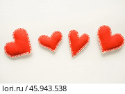 Красные сердечки из фетра. Красные сердечки ручной работы. Фон из красных сердчек. Фон к дню валентина. Red felt hearts. Handmade red hearts. Red hearts background. Valentine's Day background. Стоковое фото, фотограф Ольга Митряева / Фотобанк Лори