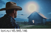 Rancher amazed by ufo near barn under starry sky. Стоковое видео, видеограф Данил Руденко / Фотобанк Лори