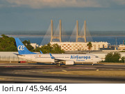 Air Europa Express Boeing 737-8AS passenger plane taxi on runway in Humberto Delgado Airport in Lisbon (2023 год). Редакционное фото, фотограф Дмитрий Рухленко / Фотобанк Лори