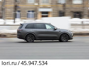 Li Auto L9 PHEV hybrid car driving down the street. Редакционное фото, фотограф Константин Григорьев / Фотобанк Лори