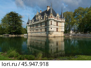 View of the Azay-le-Rideau Castle, a medieval castle above the bend of the Indre river, in the commune of the same name on a sunny summer day, Indre-et-Loire, France. Стоковое фото, фотограф Ula Ulachka / Фотобанк Лори